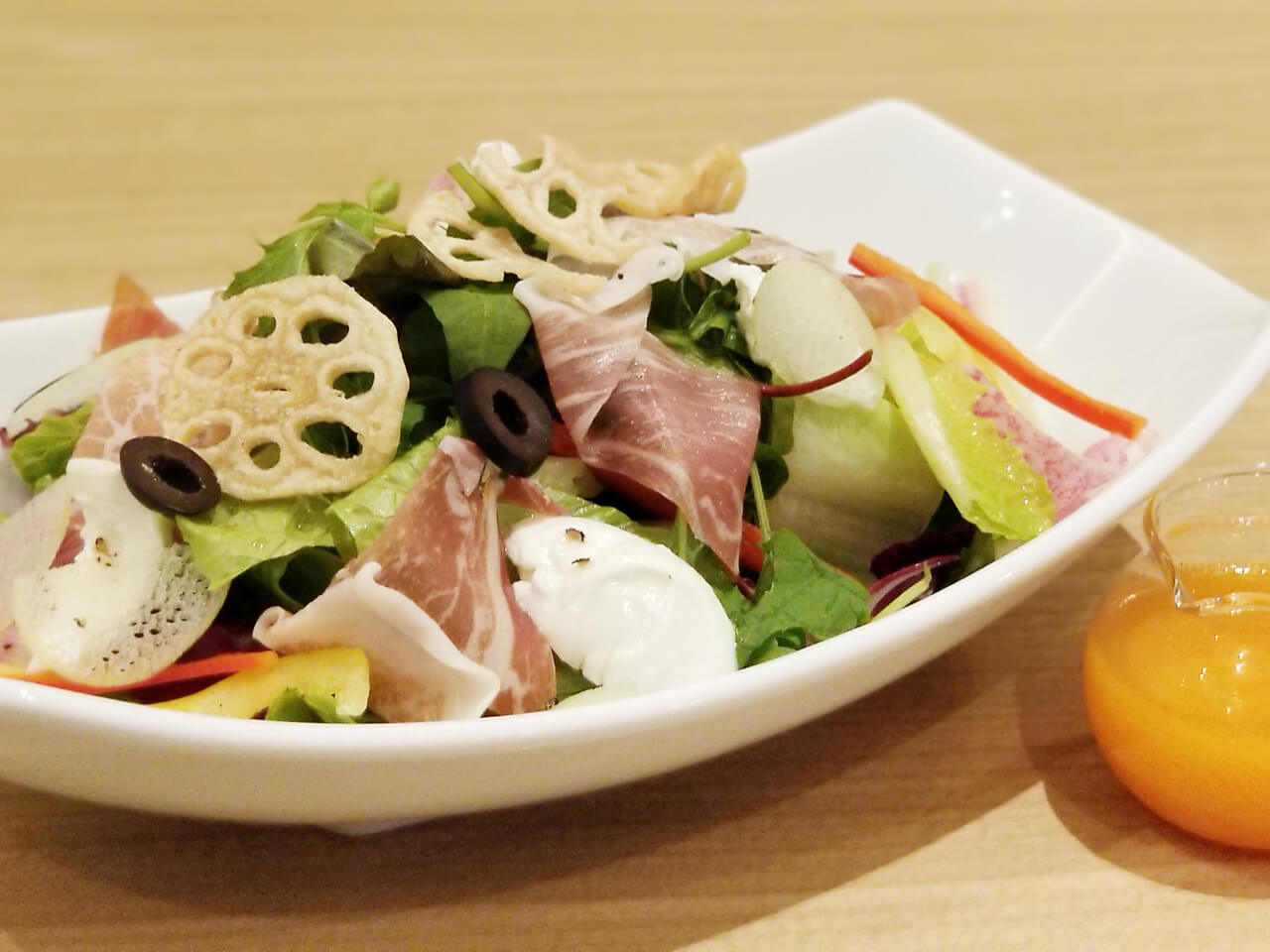 生ハムとチーズのサラダ